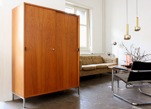 Schrank mit Schiebetüren von Knoll International Schrank mit Schiebetüren von Knoll International