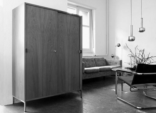 Schrank mit Schiebetüren von Knoll International Schrank mit Schiebetüren von Knoll International