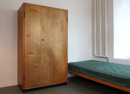 Wohnbedarf-Kleiderschrank Wohnbedarf-Kleiderschrank