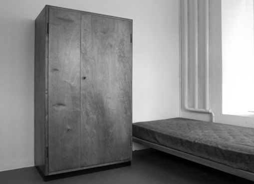 Wohnbedarf-Kleiderschrank Wohnbedarf-Kleiderschrank