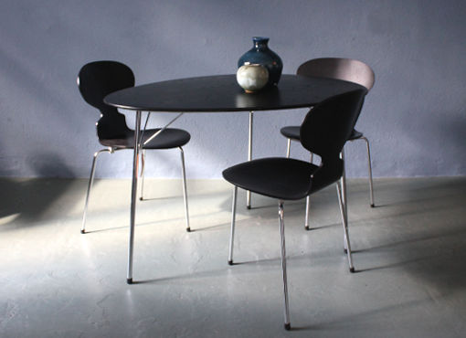 Tisch und drei Stühle von A. Jacobsen