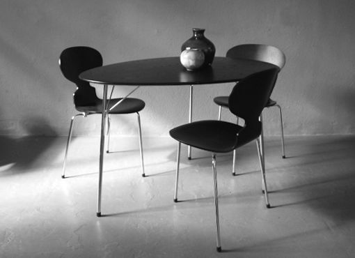 Tisch und drei Stühle von A. Jacobsen Tisch und drei Stühle von A. Jacobsen