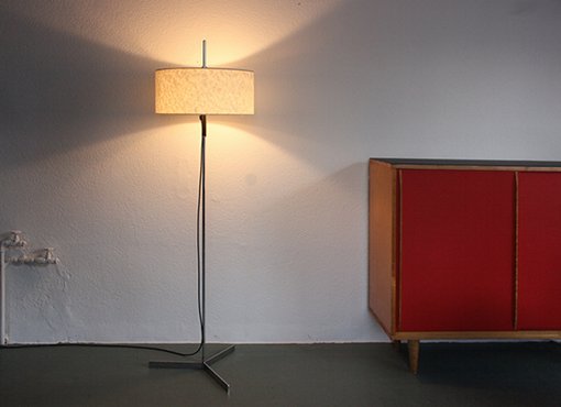 Stehlampe mit zylindrischem Schirm