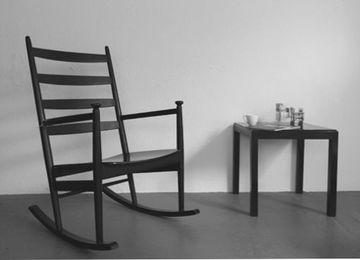 Schaukelstuhl und Beistelltisch Schaukelstuhl und Beistelltisch