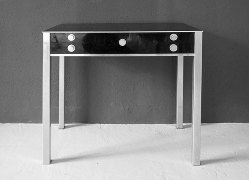 Kleiner Tisch mit Schubladen von J. Schalk Kleiner Tisch mit Schubladen von J. Schalk
