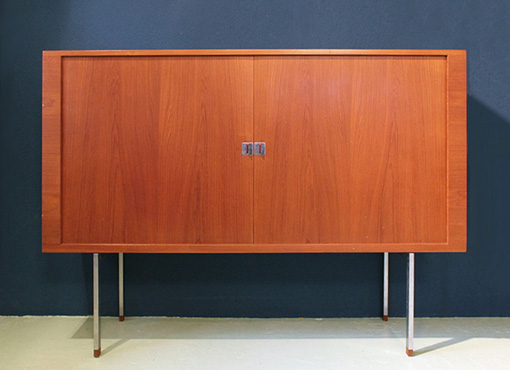 Highboard von Hans Wegner Highboard von Hans Wegner