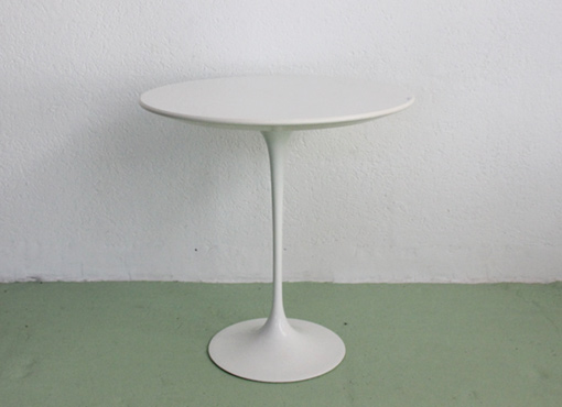 Beistelltisch von Eero Saarinen Beistelltisch von Eero Saarinen