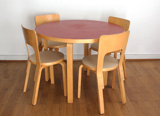 Tisch mit vier Stühle von Alvar Aalto