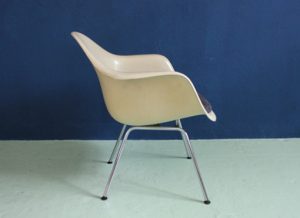 Eames Fiberglass Armchair | designbutik