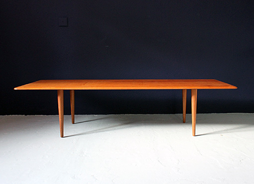 Teak-Clubtisch aus dem Idealheim, Basel Teak-Clubtisch aus dem Idealheim, Basel