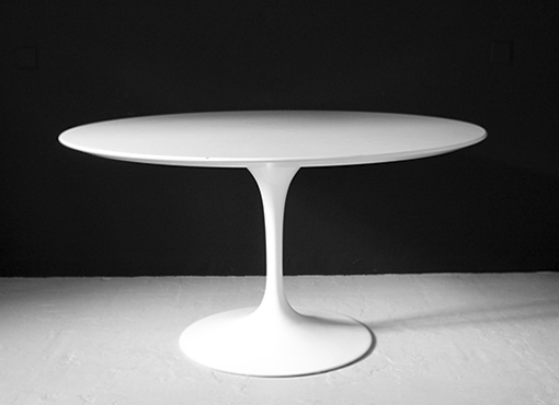Grosser Saarinen Esstisch