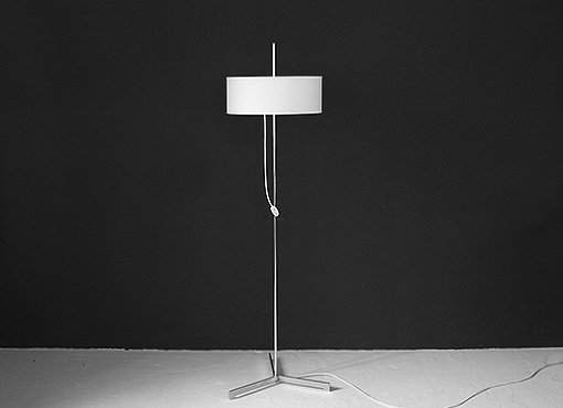 Stehlampe mit zylindrischem Schirm Stehlampe mit zylindrischem Schirm