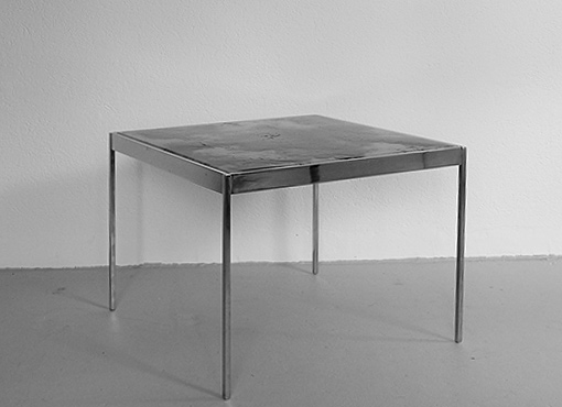 Beistelltisch mit emailliertem Tischblatt Beistelltisch mit emailliertem Tischblatt