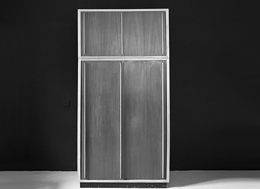 Kleiderschrank mit Aufsatz