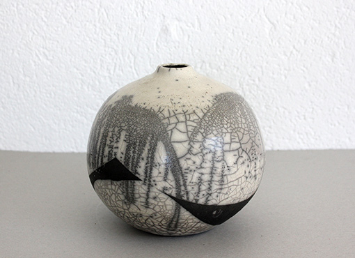 Schwarz-weisse Raku Vase