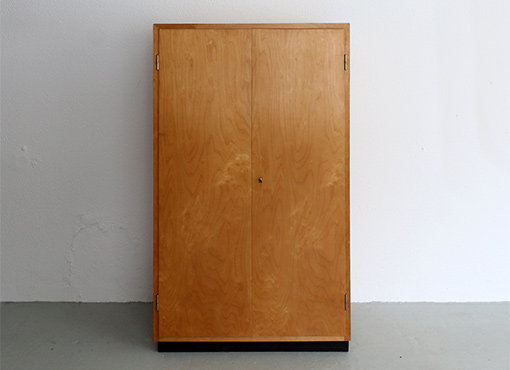 Sperrholzschrank von M. E. Haefeli Sperrholzschrank von M. E. Haefeli