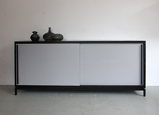Sideboard mit grauen Schiebetüren Sideboard mit grauen Schiebetüren