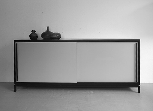 Sideboard mit grauen Schiebetüren Sideboard mit grauen Schiebetüren