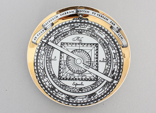 „Astrolabio“ Teller von Piero Fornasetti „Astrolabio“ Teller von Piero Fornasetti