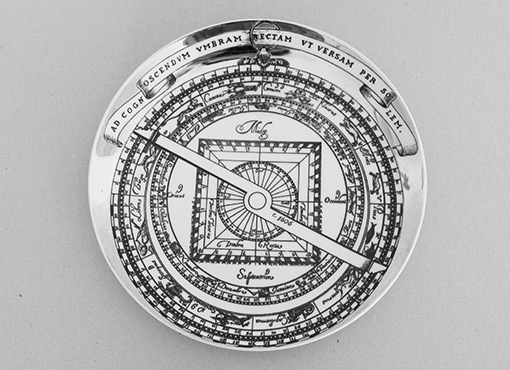 „Astrolabio“ Teller von Piero Fornasetti „Astrolabio“ Teller von Piero Fornasetti