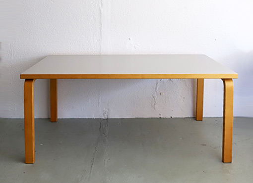 Esstisch von Alvar Aalto Esstisch von Alvar Aalto
