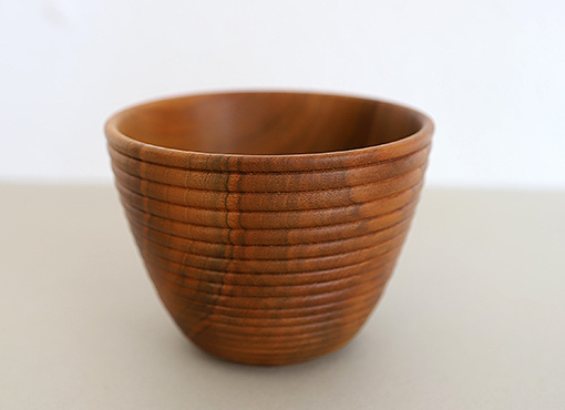 Kleine signierte Holzschüssel Kleine signierte Holzschüssel