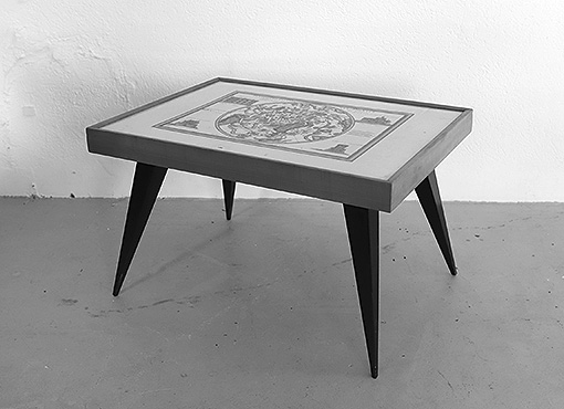 Beistelltisch im Fornasetti-Stil Beistelltisch im Fornasetti-Stil