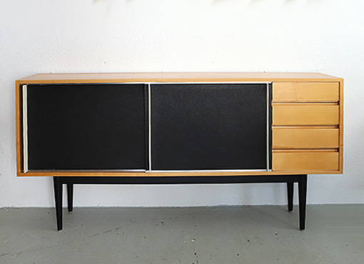 Sideboard mit Pavatex-Schiebetüren Sideboard mit Pavatex-Schiebetüren
