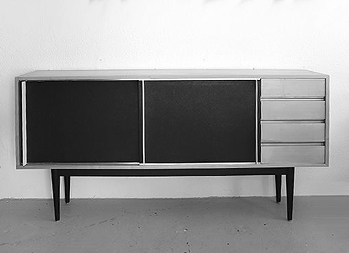 Sideboard mit Pavatex-Schiebetüren Sideboard mit Pavatex-Schiebetüren