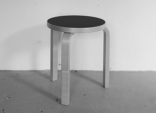 Dreibeinhocker von Alvar Aalto