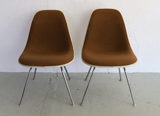 Paar Eames Sidechairs mit braunen Polstern