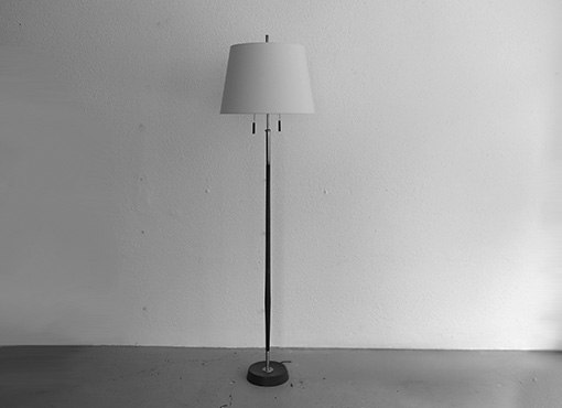 Stehleuchte in Teakholz und Messing