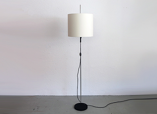 Stehleuchte mit verstellbarem Lampenschirm