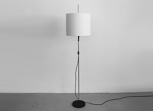 Stehleuchte mit verstellbarem Lampenschirm