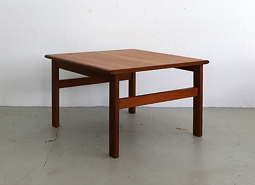 Clubtisch von Illum Wikkelsø