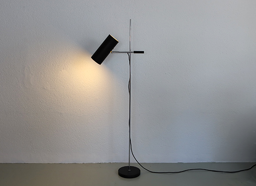Stehleuchte mit verstellbarem Spot